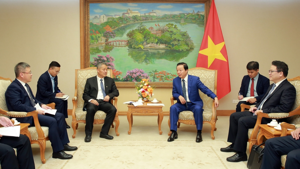 Vietnam seeks to accelerate strategic railway projects with China